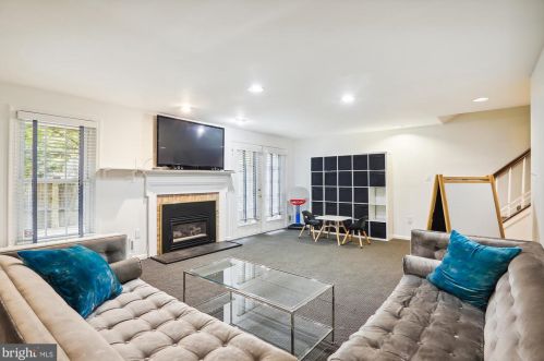 6036 Loganwood Dr, Rockville MD 20852-3459 exterior