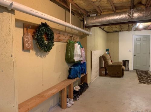 33 Magnolia Ct, Torrington CT 06790-2666 exterior