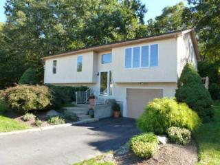 39 Highwood Ter, Cranston, RI 02920-4396