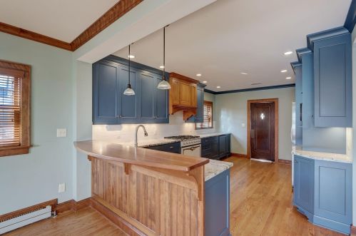 725 Lk Vw Ave, Milwaukee WI 53217-4857 exterior