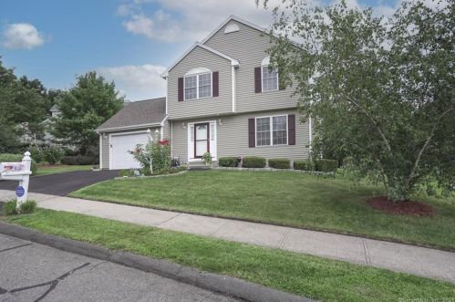 52 Lucy Cir, Wallingford, CT 06492-1727