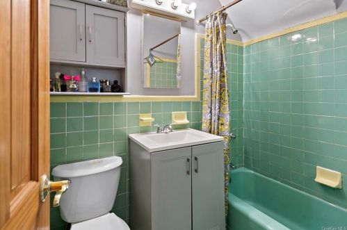 135 235th St, Bronx NY 10470-2463 exterior