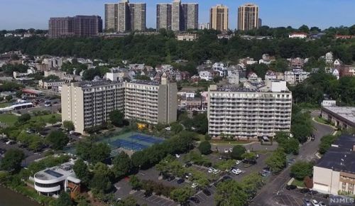 1055 River Rd, Edgewater NJ  07020-1364 exterior