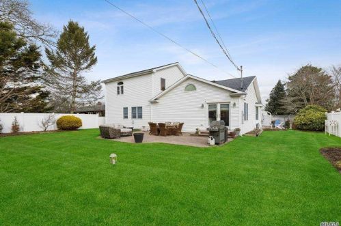 218 Woodsome Rd, Babylon NY 11702-3319 exterior