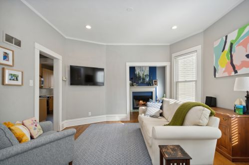 1338 Grace St, Chicago IL  60613-2825 exterior