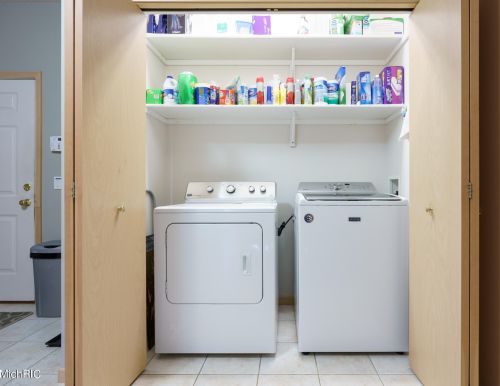 8242 E Ave, Kalamazoo MI 49048-9622 exterior