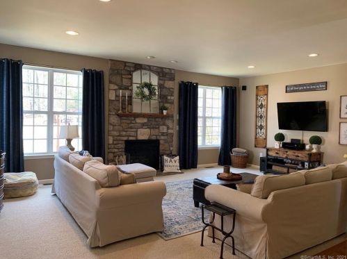 33 Magnolia Ct, Torrington CT 06790-2666 exterior