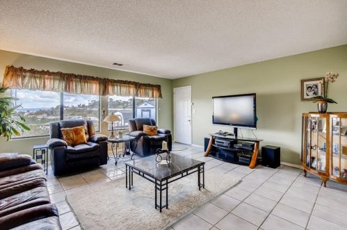 2706 Mesa Dr, Oceanside CA 92054-3717 exterior