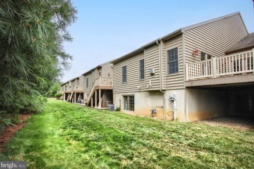 43 Midway Farms Ln, Lancaster PA 17602-2671 exterior