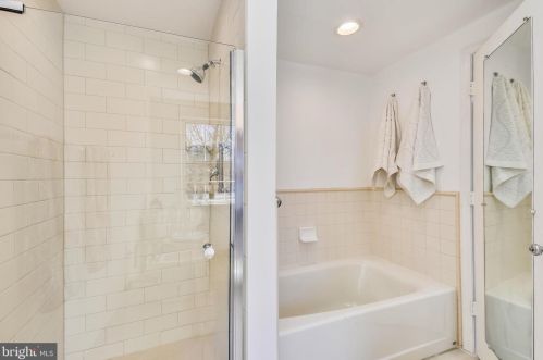 4206 Mt Vernon Memorial Hwy, Alexandria VA 22309-2809 exterior