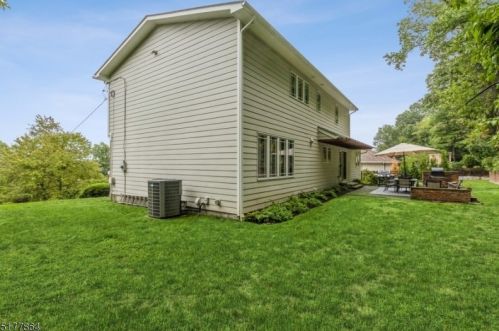 1401 Outlook Dr, Mountainside NJ 07092-1412 exterior