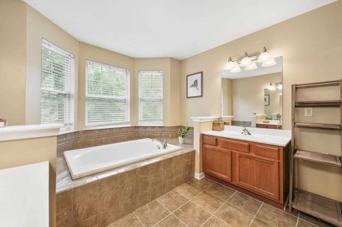 27 Cornwall Ln, Middletown NY 10940-5077 exterior