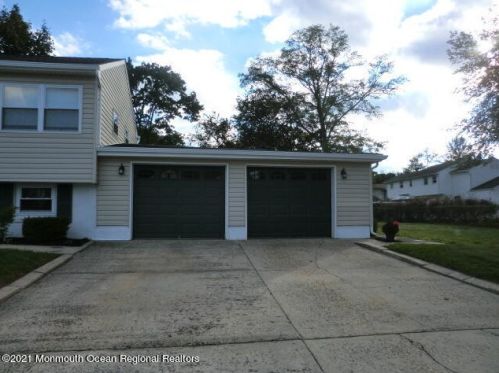 38 Locust Ter, Middletown NJ 07748-1404 exterior