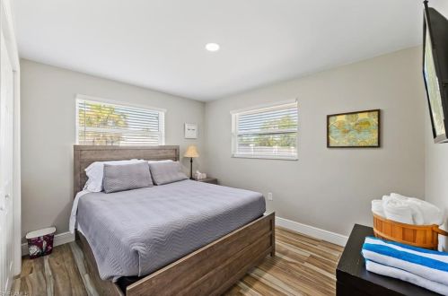 670 97 Ave, Naples FL 34108-2281 exterior