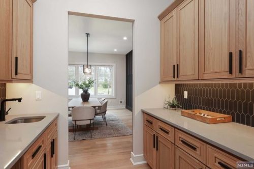 69 Grandview Ave, Upper Saddle River NJ 07458-2127 exterior