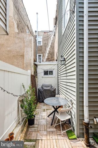 240 Fairmount Ave, Philadelphia PA  19123-2928 exterior