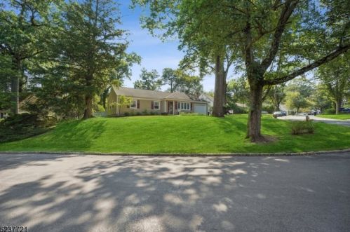 72 Fellswood Dr, Livingston NJ 07039-2238 exterior