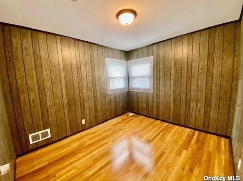 87 Regent St, Valley Stream NY 11580-4029 exterior