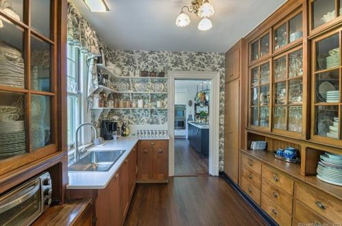 212 Main St, Ridgefield CT 06877-4922 exterior