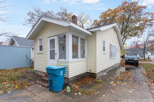 2256 Blodgett St, Meskegon MI  49441-1516 exterior