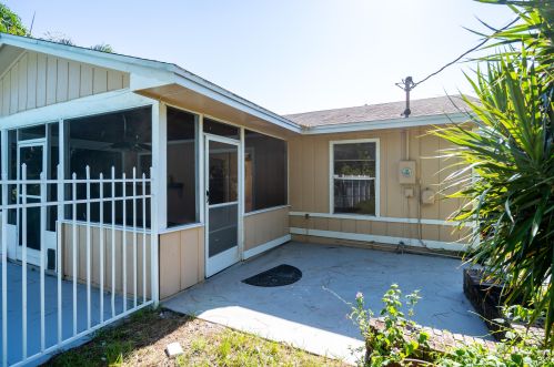 2410 Summit St, Fort Pierce FL  34984-5067 exterior