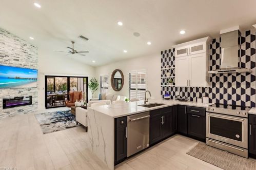 819 96 Ave, Naples FL 34108-2465 exterior