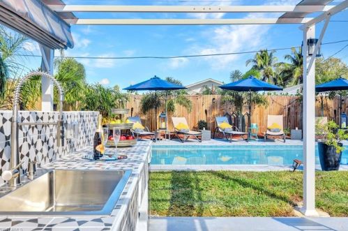 821 91 Ave, Naples FL 34108-2426 exterior