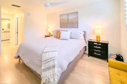 201 Woodshire Ln, Naples FL 34105-7429 exterior