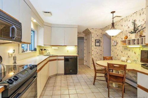 89 Luyster St, Huntington Station NY 11746-4422 exterior