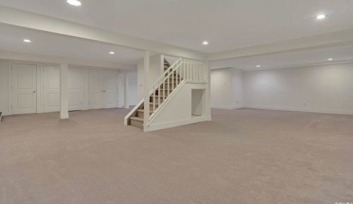 42 Clayton Dr, Huntington Station NY 11746-5503 exterior