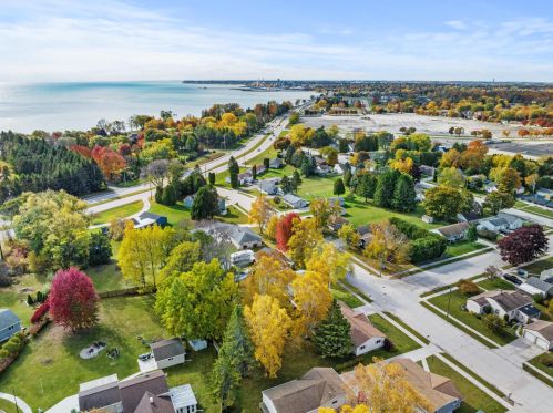 1603 Jasmine Dr, Manitowoc, WI 54220-2223