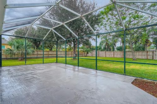 5205 Feather Crk Dr, Fort Pierce FL 34951-2327 exterior