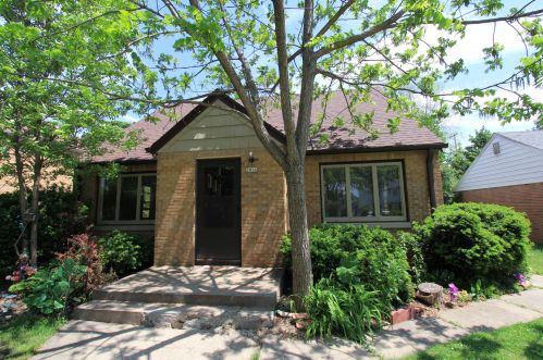 2866 90th St, Milwaukee, WI 53222-4611