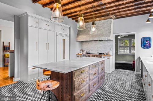 102 Chestnut Hill Ave, Philadelphia PA 19118-2715 exterior