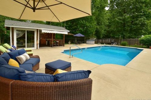 41 Marjorie Ln, Vernon CT 06066-4007 exterior