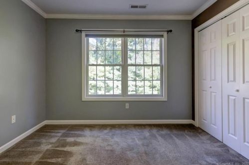 2 Dogwood Ln, Wallingford CT 06492-1953 exterior