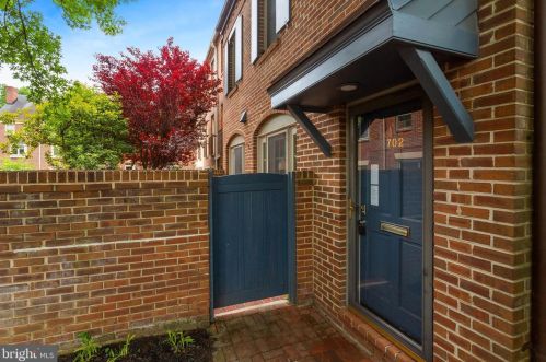 702 Bashford Ln, Alexandria, VA 22314-1308