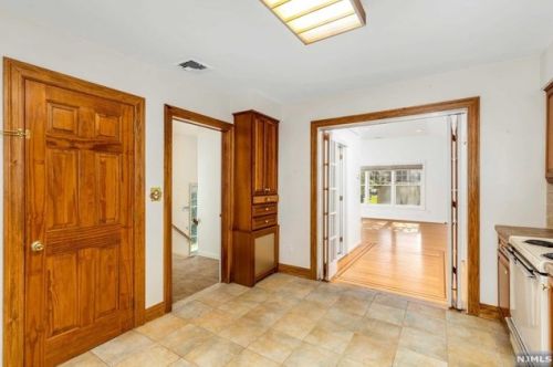 302 Englewood Ave, Teaneck NJ 07666-6039 exterior