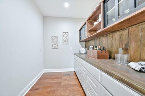 1477 Mercer Ave, Atlanta GA  30337-1515 exterior