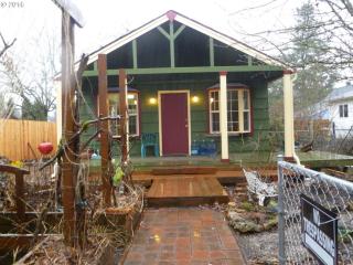5715 Lambert St, Portland OR  97206-8113 exterior