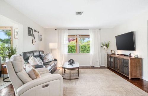 700 102 Ave, Naples FL 34108-3214 exterior