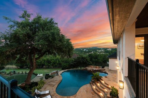 2209 Deleon Ct, Austin TX 78733-1629 exterior