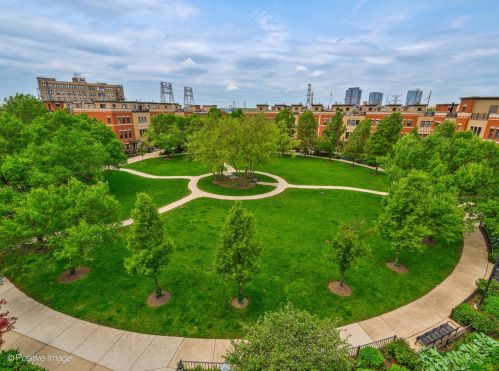 1009 Kingsbury St, Chicago IL 60610-3772 exterior