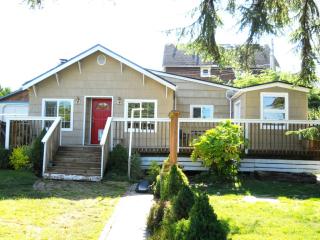 6404 47 Ave, Seattle WA  98115-7634 exterior