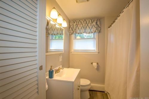 30 Cir Dr, Enfield CT 06082-2712 exterior