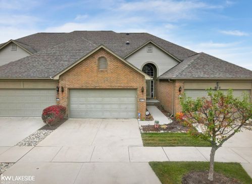 33776 Michigamme Dr, New Baltimore, MI 48047-4378