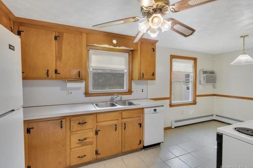 33 Ellis Rd, Enfield CT 06082-4426 exterior