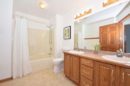 2102 Walnut St, Milwaukee WI 53205-1422 exterior