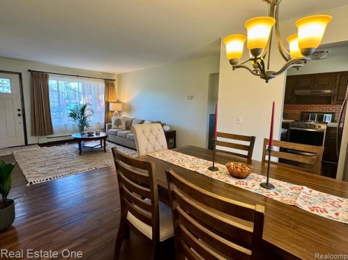 2853 Emmons Ave, Rochester MI 48307-4725 exterior