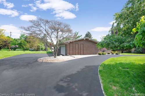 2300 Christian Hills Dr, Rochester, MI 48309-2930